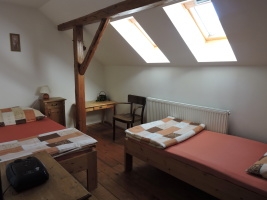 room with 2 singlebeds